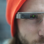 Närbild på man med Google Glass. 