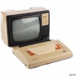 ABC80 med bildskärm i tjock-tv-stil och beige bulligt tangentbord.