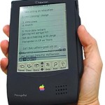 Hand som håller en Apple Messagepad.
