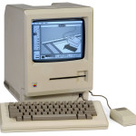 Bild på den första Macen med tangentbord och mus.