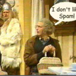 Scen ur Monty Python-sketchen om vikingar och spam. Grahan Chapman, utklädd till kvinna, säger I don’t like spam till en viking.