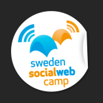 Märke för Sweden social webcamp. Orange och blå text på vit botten i ett runt märke mot svart bakgrund.