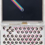 Bild på handdatorn PocketChip. Det är en platt dator utan gångjärn med färgbildskärm och ett qwerty-tangentbord med runda tangenter.