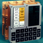 Styrdatorn för Apollokapseln. Man ser två rader med namngivna knappar, en lliten display och en knappsats.