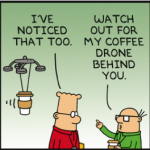 Teckning ur serien Dilbert. En drönare med en mugg kaffe hängande under kommer flygande bakom Dilbert.